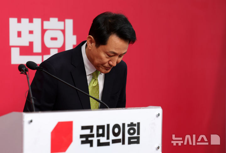 [서울=뉴시스] 홍효식 기자 = 국민의힘 지방선거 서울시장 후보에 선출된 오세훈 서울시장이 18일 오전 서울 여의도 국민의힘 당사에서 열린 서울시장 후보 선출 관련 기자회견에 앞서 인사하고 있다. 2026.04.18. yesphoto@newsis.com