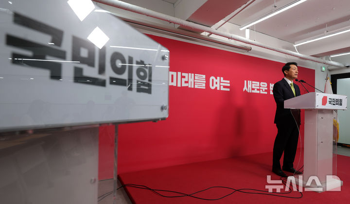 [서울=뉴시스] 홍효식 기자 = 국민의힘 지방선거 서울시장 후보에 선출된 오세훈 서울시장이 18일 오전 서울 여의도 국민의힘 당사에서 서울시장 후보 선출 관련 기자회견을 하고 있다. 2026.04.18. yesphoto@newsis.com