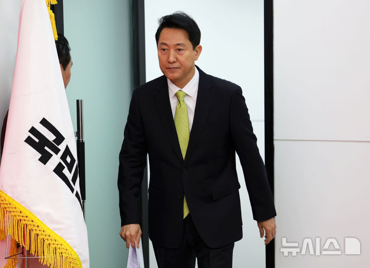 [서울=뉴시스] 홍효식 기자 = 국민의힘 지방선거 서울시장 후보에 선출된 오세훈 서울시장이 18일 오전 서울 여의도 국민의힘 당사에서 서울시장 후보 선출 관련 기자회견을 하기 위해 입장하고 있다. 2026.04.18. yesphoto@newsis.com