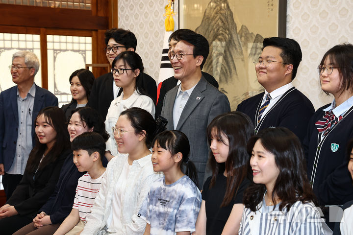 [서울=뉴시스] 홍효식 기자 = 김민석 국무총리가 18일 서울 종로구 총리공관에서 열린 삼청동 오픈하우스 청소년·청년기후협의체와 간담회에서 참석자들과 기념촬영을 하고 있다. (공동취재) 2026.04.18. photo@newsis.com