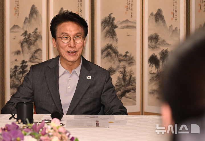 [서울=뉴시스] 홍효식 기자 = 김민석 국무총리가 18일 오후 서울 삼청동 총리공관에서 서울 당현초 환경동아리 학생 등 초·중·고 환경동아리, 청년 기후활동 단체와 간담회를 하고 있다. (공동취재) 2026.04.18. photo@newsis.com