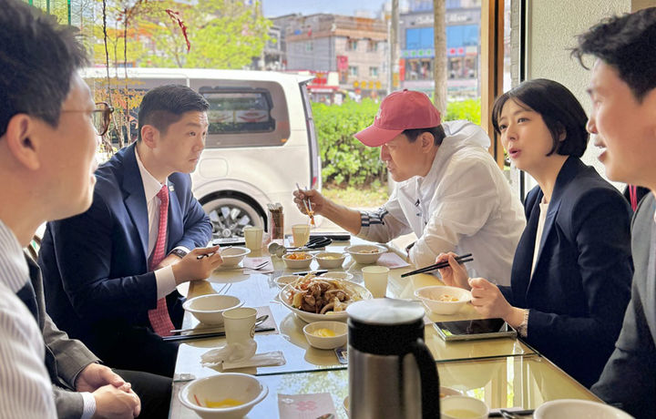 [서울=뉴시스] 홍효식 기자 = 국민의힘 서울시장 후보로 확정된 오세훈 서울시장이 18일 오후 서울 마포구 연트럴파크 인근 식당에서 배현진 서울시당위원장, 김재섭 의원 등 청년 정치인들과 오찬하고 있다. (사진=서울시 제공) 2026.04.18. photo@newsis.com *재판매 및 DB 금지