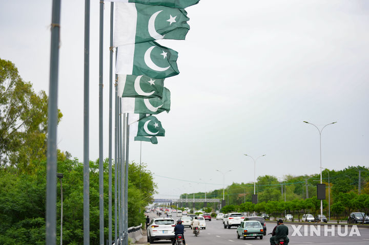 [이슬라마바드=신화/뉴시스] 파키스탄이 자국에서 곧 열릴 것으로 예상되는 미국·이란 2차 종전 회담 준비를 위해 보안 조처를 대폭 강화하는 것으로 나타났다. 사진은 지난 17일(현지 시간) 이슬라마바드에 파키스탄 국기가 걸려 있는 모습. 2026.04.19.