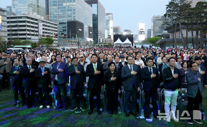 [서울=뉴시스] 김진아 기자 = 오세훈 서울시장이 18일 서울 종로구 광화문광장에서 열린 4.19혁명 66주년 서울시 기념행사에서 국민의례를 하고 있다. 2026.04.18. bluesoda@newsis.com