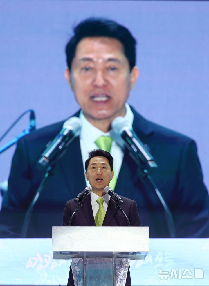 [서울=뉴시스] 김진아 기자 = 오세훈 서울시장이 18일 서울 종로구 광화문광장에서 열린 4.19혁명 66주년 서울시 기념행사에서 기념사를 하고 있다. 2026.04.18. bluesoda@newsis.com