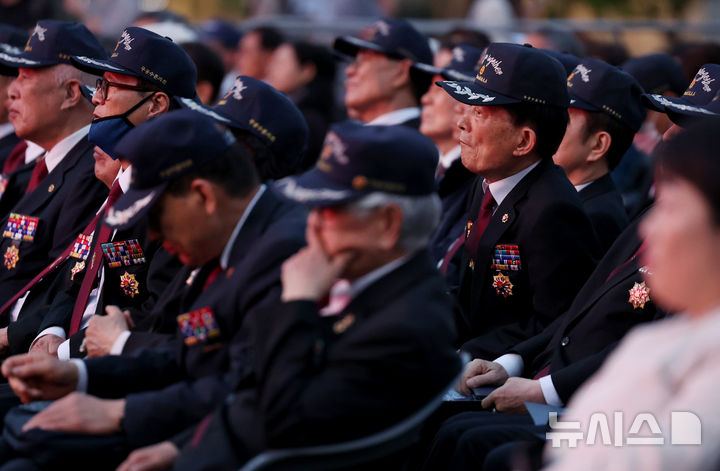 [서울=뉴시스] 김진아 기자 = 18일 서울 종로구 광화문광장에서 열린 4.19혁명 66주년 서울시 기념행사에서 참석자들이 4.19혁명 당시 각 학교에서 발표한 선언문을 활용한 극공연을 보고 있다. 2026.04.18. bluesoda@newsis.com
