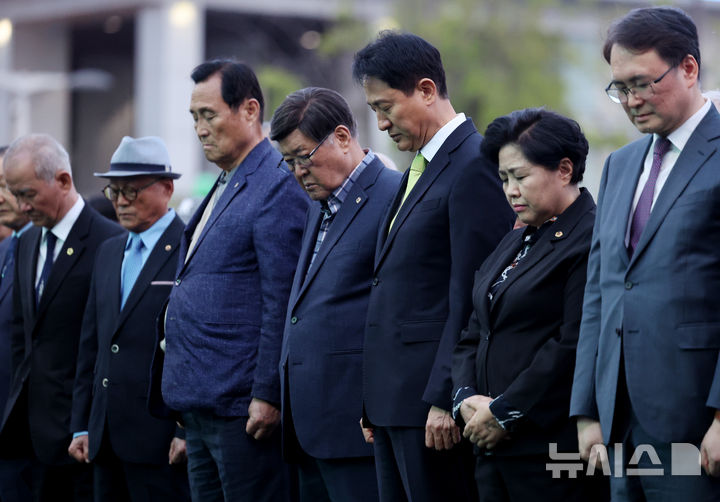 [서울=뉴시스] 김진아 기자 = 오세훈 서울시장이 18일 서울 종로구 광화문광장에서 열린 4.19혁명 66주년 서울시 기념행사에서 묵념을 하고 있다. 2026.04.18. bluesoda@newsis.com