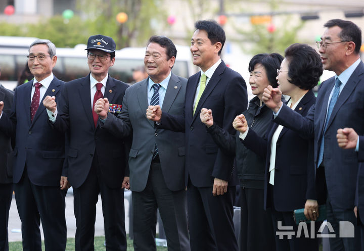 [서울=뉴시스] 김진아 기자 = 오세훈 서울시장이 18일 서울 종로구 광화문광장에서 열린 4.19혁명 66주년 서울시 기념행사에서 참석자들과 기념촬영을 하고 있다. 2026.04.18. bluesoda@newsis.com