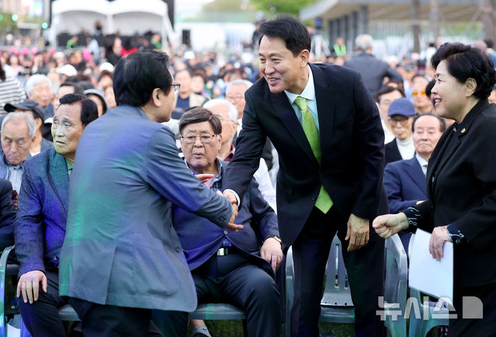 [서울=뉴시스] 김진아 기자 = 오세훈 서울시장이 18일 서울 종로구 광화문광장에서 열린 4.19혁명 66주년 서울시 기념행사에서 참석자들과 인사를 나누고 있다. 2026.04.18. bluesoda@newsis.com