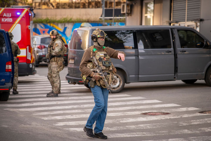 [키이우=AP/뉴시스] 18일(현지 시간) 우크라이나 키이우에서 총격범이 거리에서 최소 6명을 살해한 뒤 경찰에 의해 사살된 사건 현장에서 경찰이 배치돼 있다. 2026.04.19.