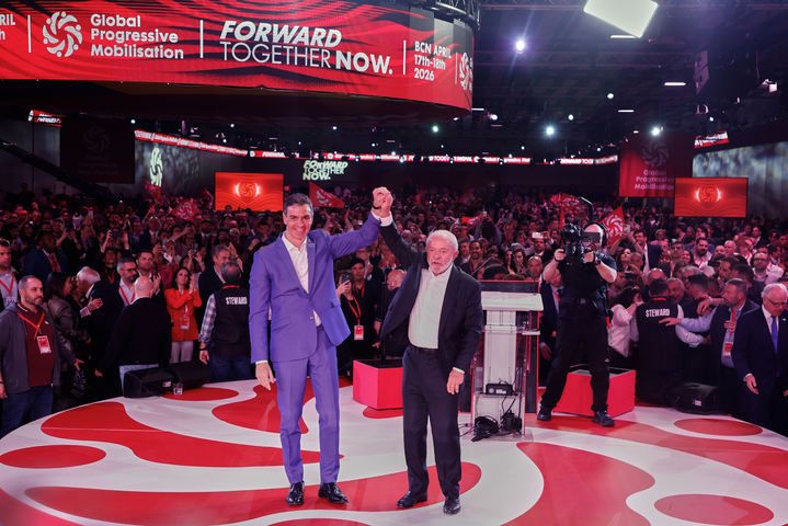 [바르셀로나=AP/뉴시스] 페드로 산체스 스페인 총리(왼쪽)와 루이스 이나시우 룰라 다시우바 브라질 대통령이 18일(현지 시간) 스페인 바르셀로나에서 열린 '민주주의 수호' 회의에 참석하고 있다. 2026.04.19.