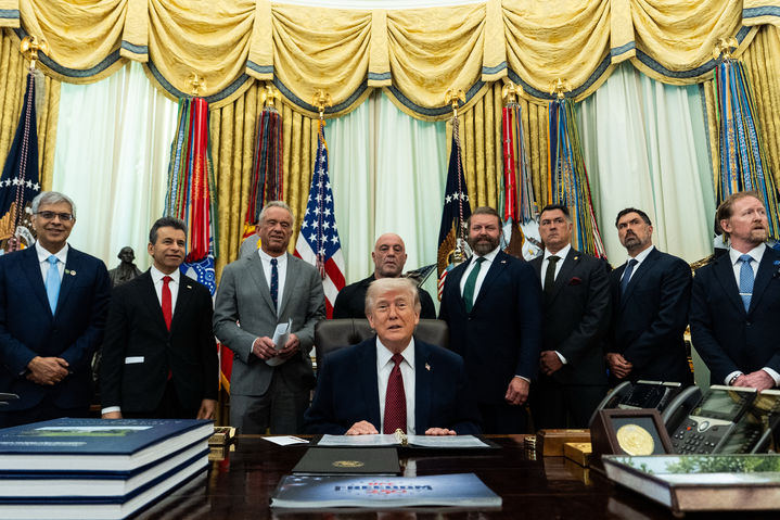 [워싱턴=AP/뉴시스]도널드 트럼프 미 대통령이 18일 백악관 집무실에서 보좌진들을 세워놓은 채 연설하고 있다. 그는 21일 이란과의 협상이 시작되기도 전 결렬되자 보좌관들에게 미국이 이란에 대한 공격을 재개해야 하는지 여부를 물었다고 미 관리들이 밝혔다고 월 스트리트 저널(WSJ)이 21일 보도했다. 2026.04.22.