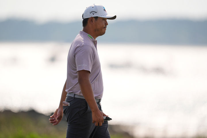 [힐턴헤드아일랜드=AP/뉴시스] 김시우가 18일(현지 시간) 미 사우스캐롤라이나주 힐턴헤드아일랜드 하버타운 골프링크스에서 열린 미국프로골프(PGA) 투어 RBC 헤리티지 3라운드 18번 그린으로 이동하고 있다. 전날 공동 7위였던 김시우는 중간 합계 13언더파 200타로 공동 3위로 올라섰다. 2026.04.19.