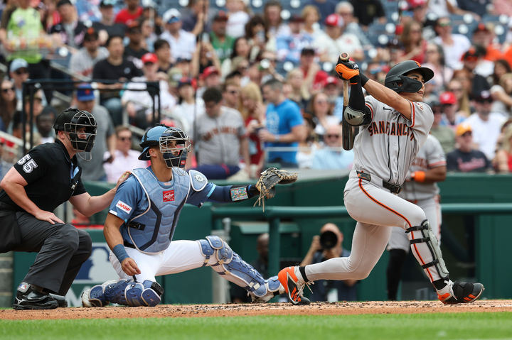 [워싱턴=AP/뉴시스] 샌프란시스코 자이언츠의 이정후가 18일(현지 시간) 미국 워싱턴의 내셔널스 파크에서 열린 2026 메이저리그 워싱턴 내셔널스와 경기 2회 초 우전 안타를 치고 있다. 이정후는 6타수 2안타 1득점 1삼진을 기록했고, 샌프란시스코는 12회 승부치기 끝에 7-6으로 승리했다. 2026.04.19. 