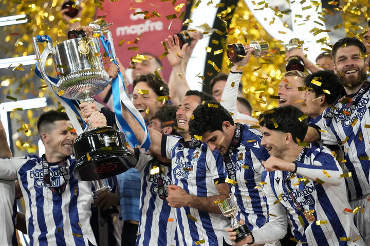 [세비야=AP/뉴시스] 레알 소시에다드 선수들이 18일(현지 시간) 스페인 세비야의 에스타디오 라 카르투하 데 세비야에서 열린 2025-26 스페인 코파 델 레이(국왕컵) 정상에 올라 트로피를 들고 환호하고 있다. 레알 소시에다드는 결승에서 아틀레티코 마드리드와 2-2 무승부를 기록해 승부차기 끝에 4-3으로 승리하고 우승컵을 들어 올렸다. 2026.04.19.