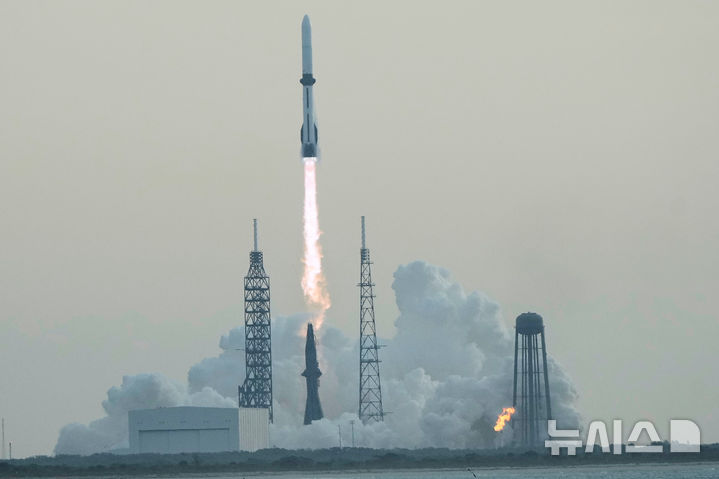 [케이프 커내버럴=AP/뉴시스] 블루 오리진의 '뉴 글렌(New Glenn)’ 로켓이 19일(현지시각) 미국 플로리다주 케이프 커내버럴의 케이프 커내버럴 우주군 기지 LC36에서 발사되고 있다. 2026.04.19.