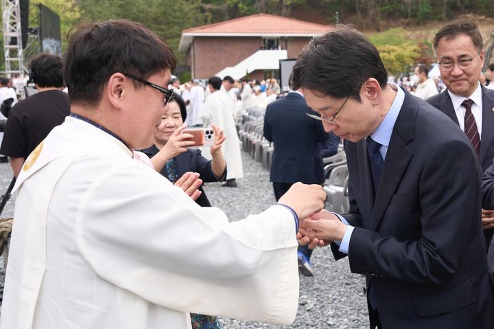 김경수 경남도지사 후보, 지난 18일 오후 마산교구 설정 60주년 경축 미사 및 교구청 봉헌식 참석.(사진=김경수 후보 선거사무소 제공)2026.04.19. *재판매 및 DB 금지