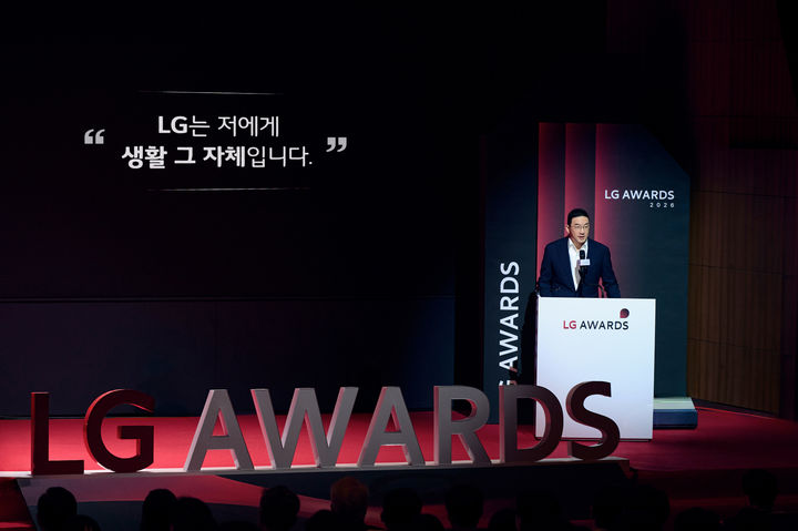 [서울=뉴시스] 16일 경기 이천시 LG인화원에서 열린 LG어워즈에서 구광모 LG 대표가 고객 심사단이 남긴 소감을 언급하며 축사를 하고 있다. (사진=LG 제공) 2026.04.19 photo@newsis.com *재판매 및 DB 금지