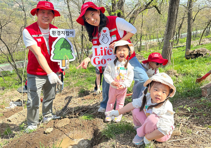 LG전자는 지난 18일 서울 마포구 노을공원에서 본사 구성원이 가족과 함께 참여하는 나무심기 활동을 진행했다고 19일 밝혔다. (사진=LG전자 제공) *재판매 및 DB 금지