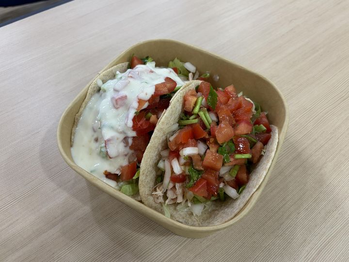 [서울=뉴시스] 조리실습으로 완성된 ‘미나리 살사 타코’. (사진=서초구 제공) 2026.04.19. *재판매 및 DB 금지