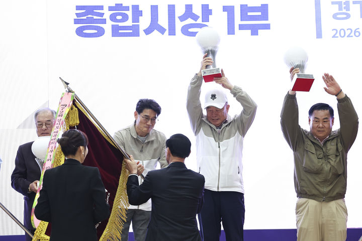 [화성=뉴시스] 윤성진 화성시장 권한대행(사진 왼쪽 세 번째)이 18일 이원성 경기도체육회장에게 종합우승기를 전달받고 있다. (사진=화성시 제공) 2026.04.19. photo@newsis.com *재판매 및 DB 금지