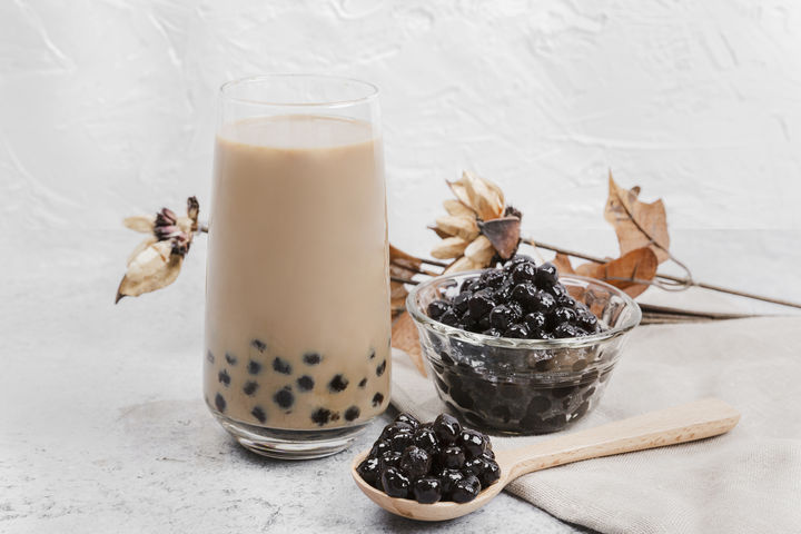 [서울=뉴시스] 지난 9일(현지시각) 태국 방콕포스트는 지난 3일 차층사오주 무앙지구 징병 신체검사장에서 남성 A씨가 체질량지수(BMI) 기준을 초과해 귀가 조치됐다고 보도했다. A씨는 3개월 동안 버블티를 하루에 두 잔씩 마시면서 체중을 늘렸다. (사진=유토이미지)