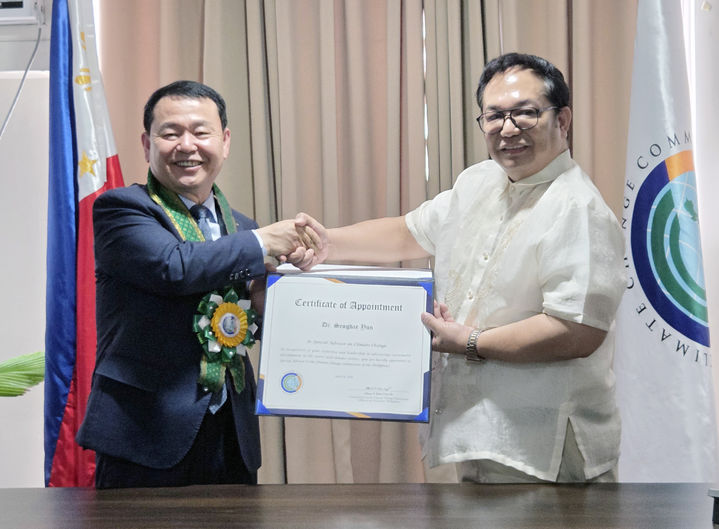 [세종=뉴시스] 지난 18일(현지 시간) 윤석대 한국수자원공사 사장(사진 왼쪽)이 필리핀 대통령궁에서 기후변화위원회 Hon. 알버트 델라 크루즈 위원장(사진 오른쪽)으로부터 위촉장을 받고 기념사진을 촬영하고 있다. (사진=한수원 제공) 2026.04.19. photo@newsis.com *재판매 및 DB 금지