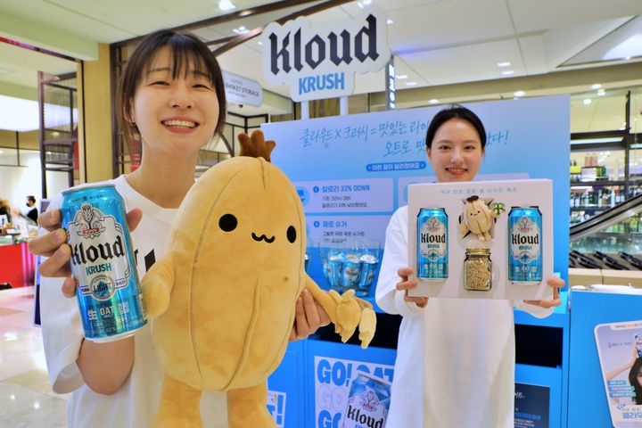 [서울=뉴시스] 서울 중구에 위치한 롯데백화점 본점 지하 1층 식품관에서 직원이 상품을 들고 있다.(사진=롯데백화점) *재판매 및 DB 금지