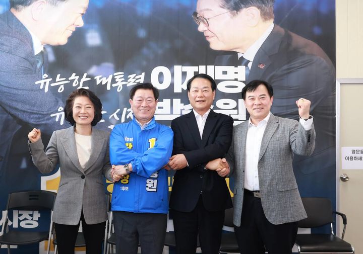 [광명=뉴시스]제9회 전국동시지방선거 더불어민주당 광명시장에 출마했던 예비후보들이 18일 박승원 후보의 선거사무실을 찾아 함께 기념촬영을 하고 있다. 사진 왼쪽부터 양이원영·박승원·안성환·김영준 에비후보. (사진=박승원 후보선거사무소 제공) 2026.04.19. photo@newsis.com *재판매 및 DB 금지