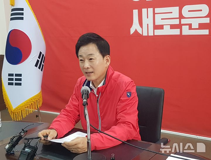 [대구=뉴시스] 정창오 기자=국민의힘 대구시장 후보 경선 주자인 유영하(대구 달서갑) 의원이 19일 오전 국민의힘 대구시당에서 기자회견을 열고 공약을 발표하고 있다. 2026.04.19 jco@newsos.com