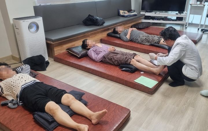 [안동=뉴시스] 안동병원 의료봉사단이 안동시 일직면 운산경로당에서 한방의료봉사를 전개하고 있다. (사진=안동병원 제공) 2026.04.19. photo@newsis.com *재판매 및 DB 금지