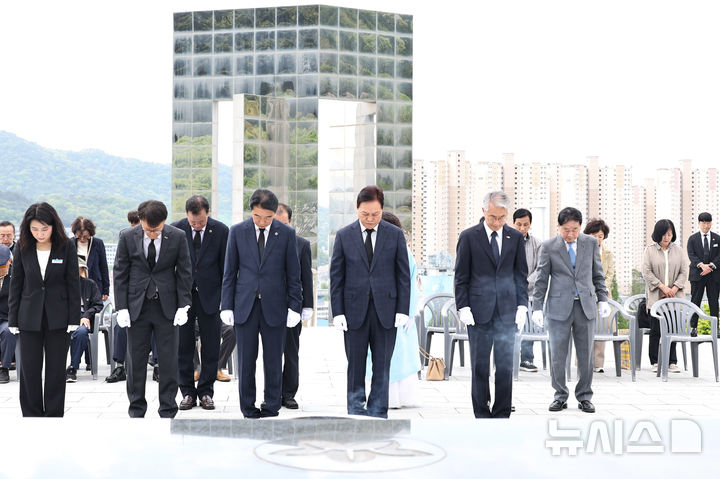 [창원=뉴시스]19일 오전 국립3·15민주묘지에서 진행된 제66주년 4·19혁명 기념 참배식에 참석한 박완수 도지사와 최학범 도의회 의장, 박종훈 도교육감 등이 민주 영웅들의 넋을 기리는 묵념을 하고 있다.(사진=경남도 제공) 2026.04.19. photo@newsis.com