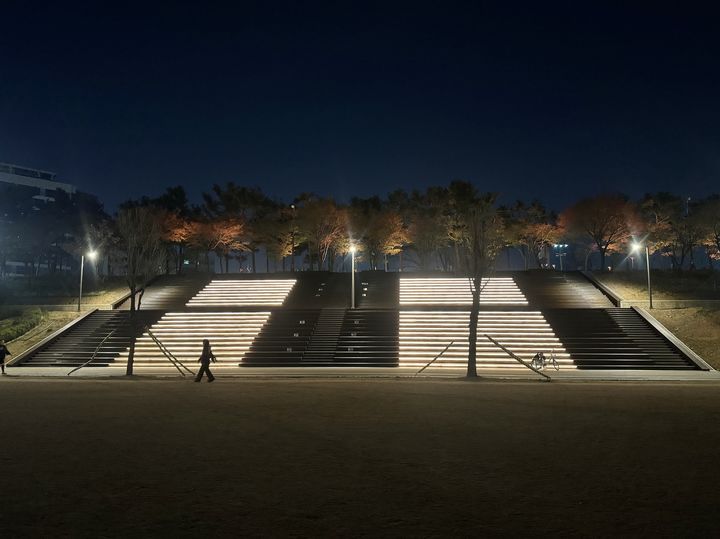 [서울=뉴시스] 야간 경관조명이 설치된 안양천 계단형 제방 휴게공간 모습. (사진=구로구 제공) 2026.04.19. *재판매 및 DB 금지
