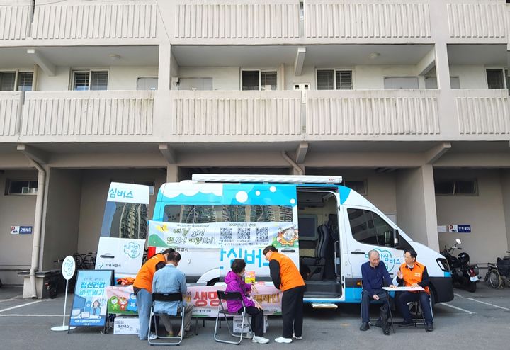 [서울=뉴시스] 아파트로 직접 찾아간 마음안심버스를 통해 거주민의 심리 회복을 지원하고 있다. (사진=관악구 제공) 2026.04.19. *재판매 및 DB 금지