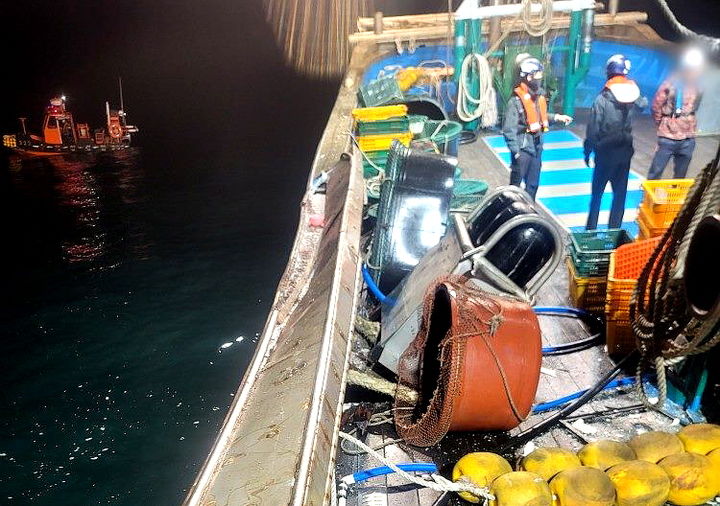 [군산=뉴시스]19일 오전 3시25분께 군산시 옥도면 십이동파도 서쪽 8㎞ 해상에서 부선과의 충돌로 피해를 입은 어선. (사진 =군산해경 제공) 2026.04.19. photo@newsis.com *재판매 및 DB 금지