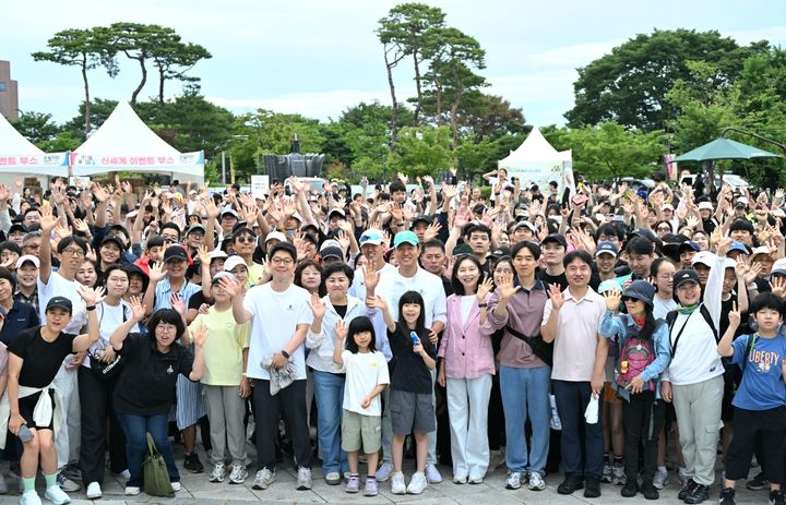 [서울=뉴시스]오세훈 서울시장이 남산 둘레길에서 열린 손목닥터9988 200만 돌파 기념행사에서 걷기&기부챌린지 출발선에서 시민들과 함께 인사를 하고 있다. (사진=서울시 제공) 2026.04.21. *재판매 및 DB 금지