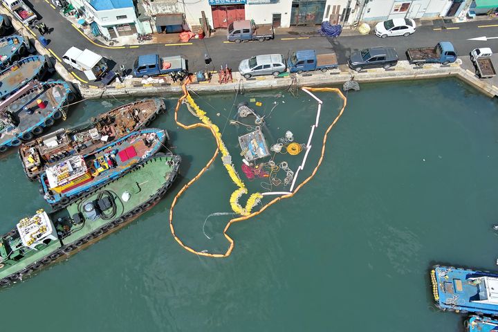 [부산=뉴시스] 19일 오전 부산 영도구 굴항에 계류중이던 선박 A호(19.27t)가 침수돼 기름이 유출됐다는 내용의 신고가 부산해경에 접수됐다. (사진=부산해양경찰서 제공) 2026.04.19. photo@newsis.com *재판매 및 DB 금지
