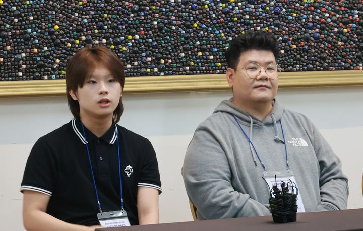 [서울=뉴시스] 형사미성년자(촉법소년) 연령 사회적 대화 협의체가 19일 시민참여단 숙의토론회를 개최했다. 사진은 토론회 참가자인 김하준(18)군과 김웅겸(45)씨. 2026.04.19. (사진=성평등가족부 제공) *재판매 및 DB 금지