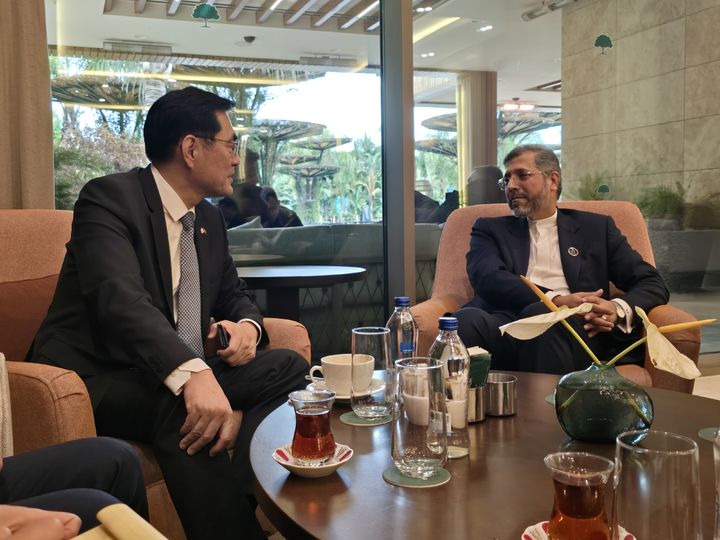 [서울=뉴시스] 정연두 외교전략정보본부장은 튀르키예 남부 안탈리아에서 열린 제5차 안탈리아 외교포럼 참석을 계기로 사이이드 카티브자데 이란 외교차관과 양자 면담을 가졌다. (사진=외교부 제공) 2026.04.19. photo@newsis.com *재판매 및 DB 금지