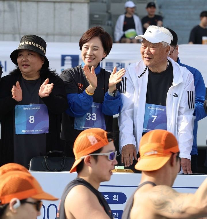 [수원=뉴시스] 유은혜 경기도교육감 예비후보가 19일 수원종합운동장에서 열린 제24회 경기마라톤대회 개회식에 참석해 참가자들을 향해 손을 흔들며 격려하고 있다. (사진=캠프 제공) 2026.04.19. photo@newsis.com *재판매 및 DB 금지