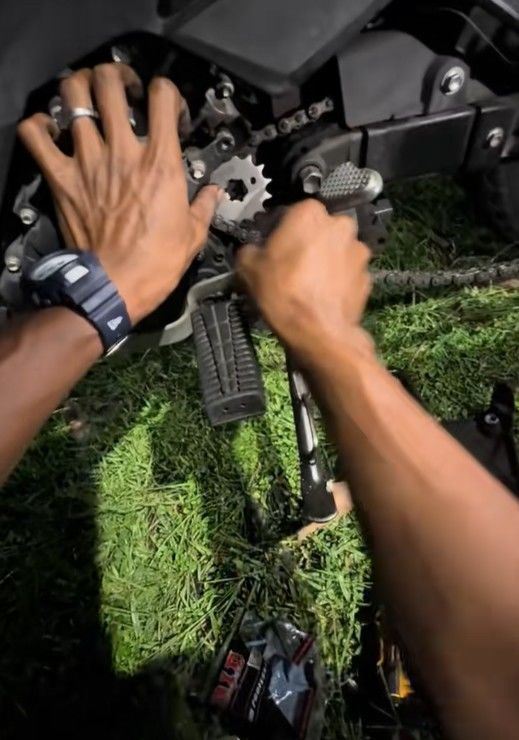 [서울=뉴시스] 19일 홍콩 사우스차이나모닝포스트(SCMP)는 최근 오토바이 고장으로 어려움을 겪었던 말레이시아 남성 디키 야우가 정비사를 비롯한 많은 사람들의 따뜻한 도움을 받았다고 보도했다. (사진='minyakhitamjalanan_' 틱톡 계정 캡처)