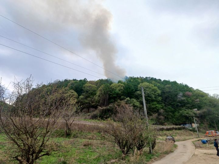[문경=뉴시스] 경북 문경시 동로면의 한 야산에서 산불이 발생해 40여분만에 초진됐다. (사진 = 경북소방본부 제공) 2026.04.19. photo@newsis.com *재판매 및 DB 금지