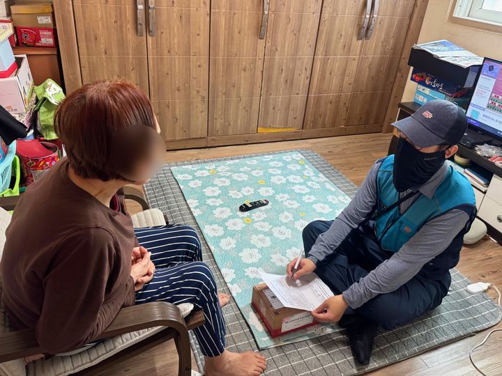 [구미=뉴시스] 안부살핌소포 서비스. (사진=구미시 제공) 2026.04.19 photo@newsis.com *재판매 및 DB 금지