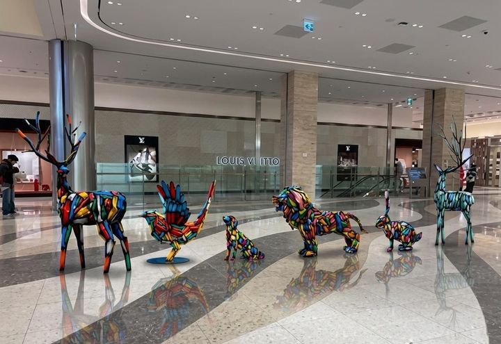 [대전=뉴시스]대전신세계 Art&Science는 21일부터 6월14일까지 지역 대표 조각가 김우진 작가와 함께하는 대규모 아트 프로젝트 'ANITOPIA : 애니토피아 백화점에 놀러 온 동물들' 조각전을 연다. 2026. 04. 19 photo@newsis.com *재판매 및 DB 금지