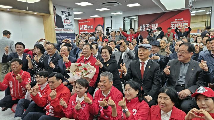 [세종=뉴시스] 송승화 기자 = 최민호 국민의힘 세종시장 예비후보가 19일 나성동 선거사무소 개소식에서 지지자들과 기념 사진을 찍고 있다. 2026.04.19. ssong1007@newsis.com *재판매 및 DB 금지