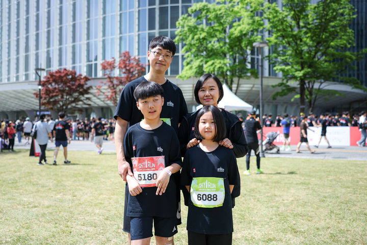 [서울=뉴시스] 2026 롯데월드타워 스카이런에 참가한 강규빈 군의 가족(사진=롯데물산) *재판매 및 DB 금지