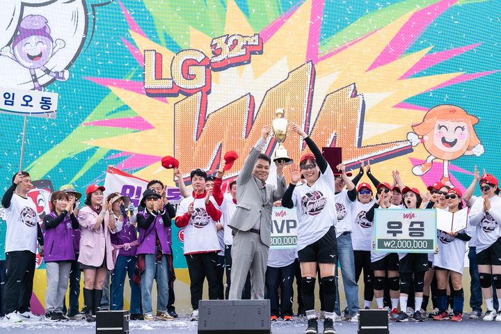 [구미=뉴시스] 장기수 사무국장이 우승컵을 전달하고 있다. (사진=LG경북협의회 제공) 2026.04.19 photo@newsis.com *재판매 및 DB 금지