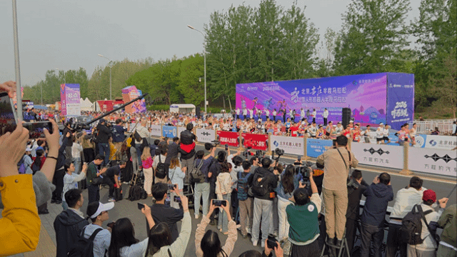 [베이징=뉴시스]박정규 특파원 = 19일 중국 베이징 이좡에서 열린 하프마라톤에서 대회에 참가한 휴머노이드 로봇이 출발지점에서 빠른 속도로 달려나가고 있다. 2026.04.19. pjk76@newsis.com