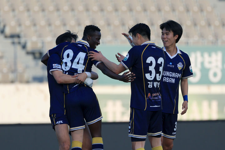 [아산=뉴시스] 충남아산FC 나임(84번)이 19일 전남드래곤즈전에서 득점한 후 동료들과 기뻐하고 있다. (사진=충남아산FC 제공) 2026.04.19 photo@newsis.com *재판매 및 DB 금지