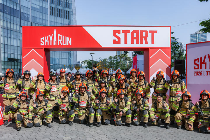 [서울=뉴시스] 2026 롯데 스카이런에 소방관들이 장비를 착용한 채 참가했다.(사진=롯데물산) *재판매 및 DB 금지